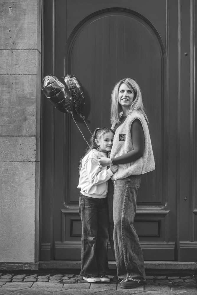 HOCHZEITSFOTOGRAFIN UND FAMILIENFOTOGRAFIN – MICHELLE 8 Mutter und Tochter mit Luftballons in schwarz weiß