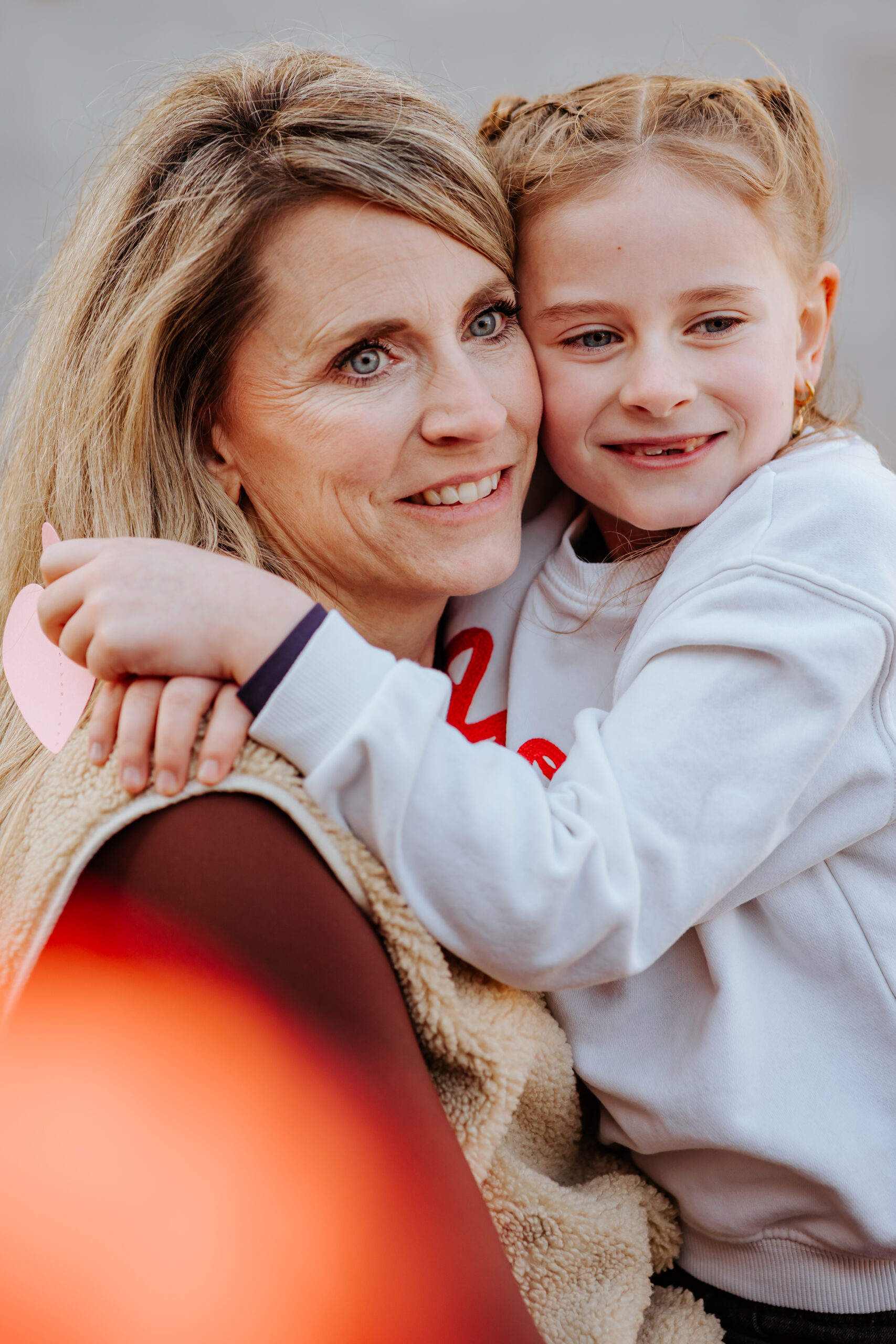 HOCHZEITSFOTOGRAFIN UND FAMILIENFOTOGRAFIN – MICHELLE 9 Mama umarmt ihre Tochter liebevoll.