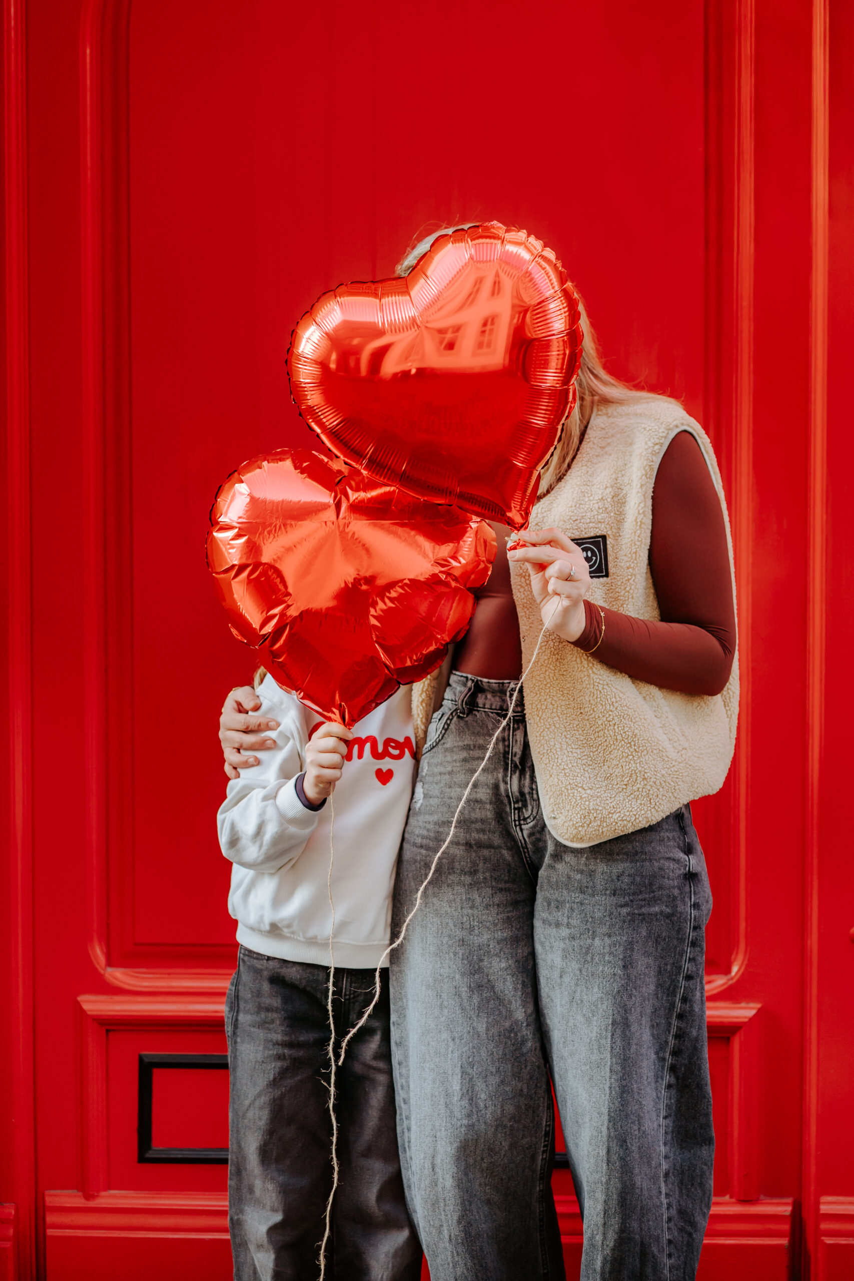 HOCHZEITSFOTOGRAFIN UND FAMILIENFOTOGRAFIN – MICHELLE 11 Mama und Kind mit Herzluftballons vor den Gesichtern