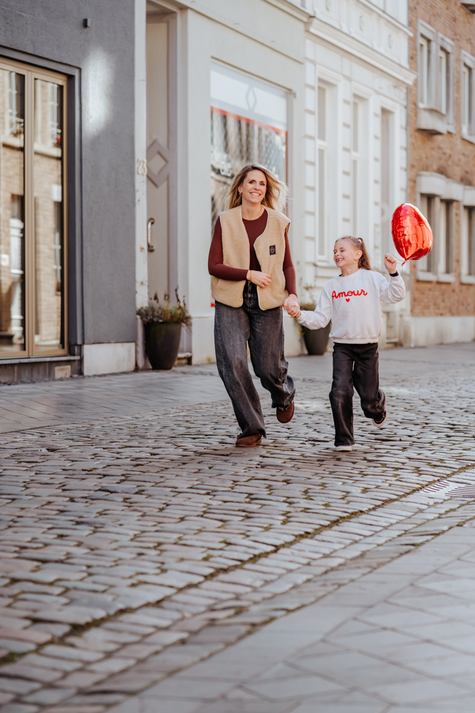HOCHZEITSFOTOGRAFIN UND FAMILIENFOTOGRAFIN – MICHELLE 7 Mutter und Tochter rennen mit Herzluftballon durch die Annastraße