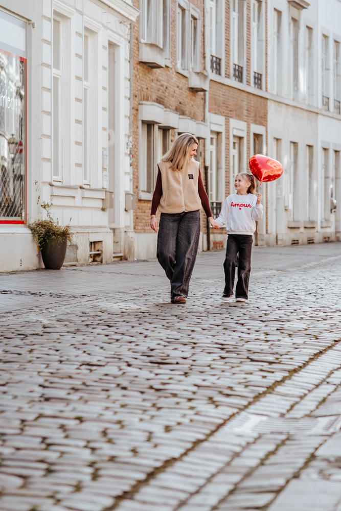 HOCHZEITSFOTOGRAFIN UND FAMILIENFOTOGRAFIN – MICHELLE 6 Mutter und Tochter spazieren durch Aachener Innenstadt mit Ballon
