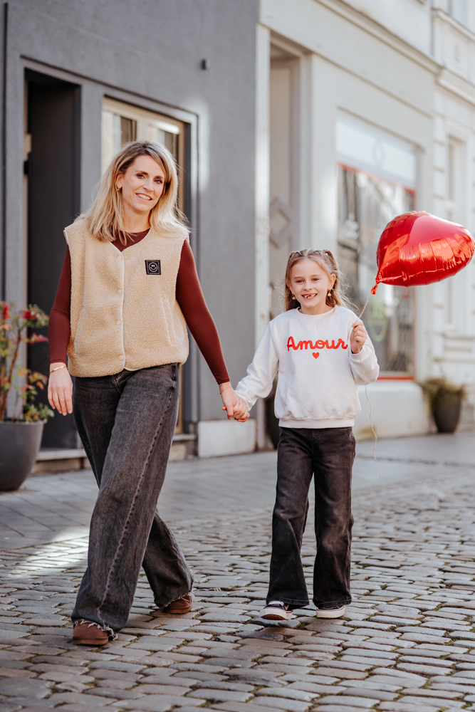 HOCHZEITSFOTOGRAFIN UND FAMILIENFOTOGRAFIN – MICHELLE 5 Tochter und Mutter spazieren Hand in Hand mit Herzluftballon