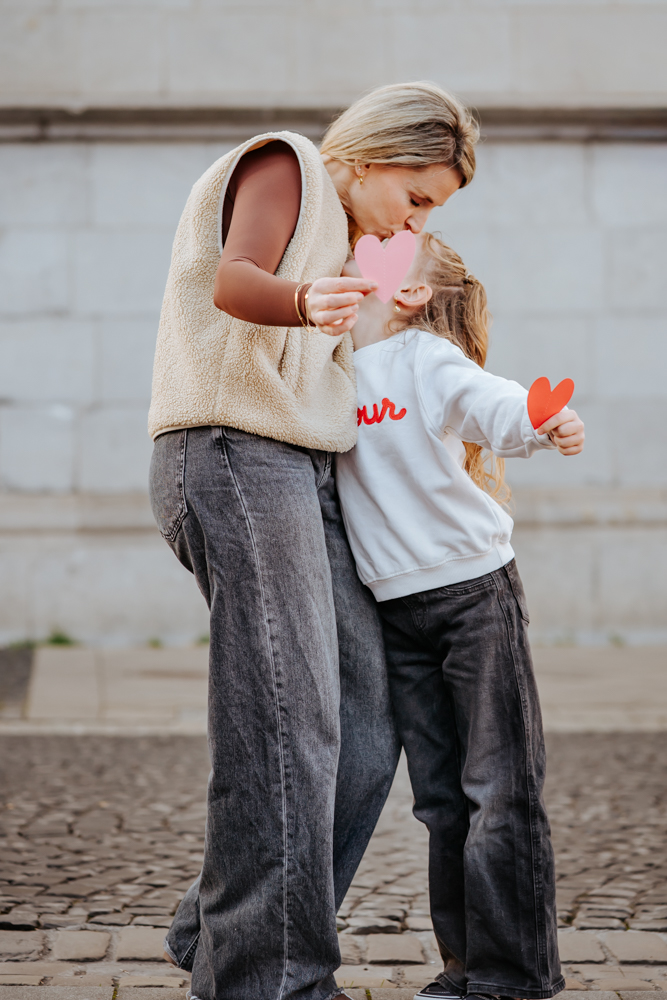 HOCHZEITSFOTOGRAFIN UND FAMILIENFOTOGRAFIN – MICHELLE 3 Mutter gibt Tochter einen Kuss auf die Stirn