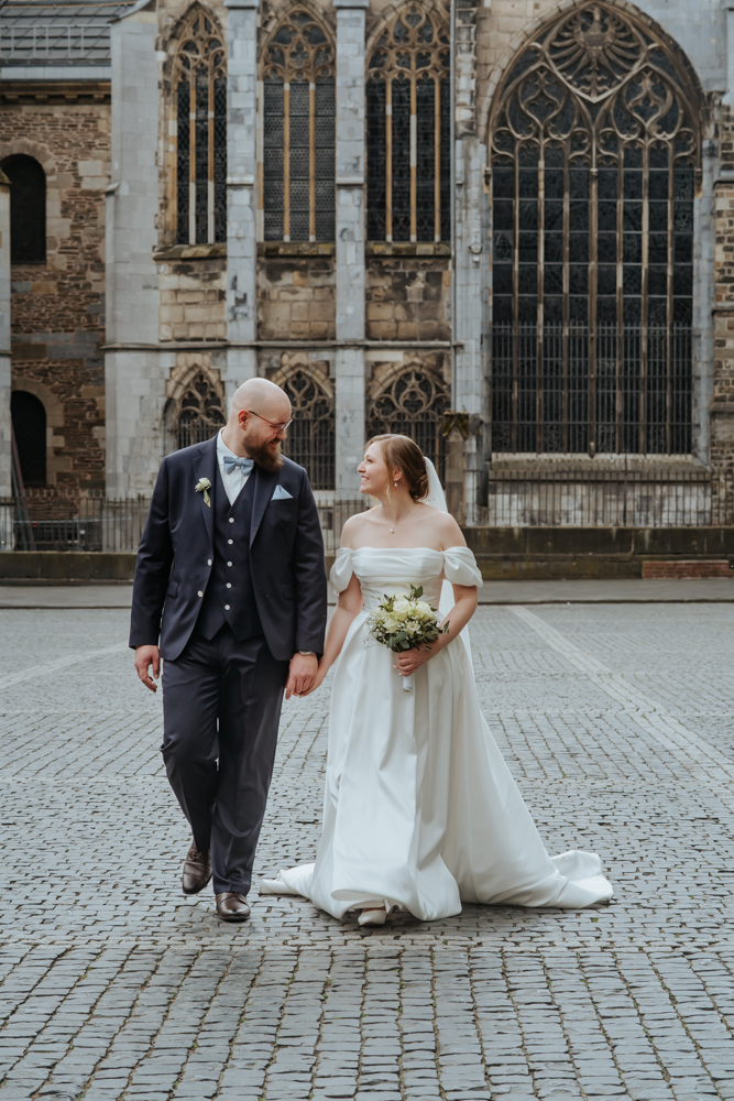 Frühlingshochzeit in Aachen – Die Hochzeit von Lena & Jan im Weißen Saal 96 Jessica Ganser Fotografie aachen nrw hochzeit hochzeitspaar braut braeutigam wedding brautpaar 100
