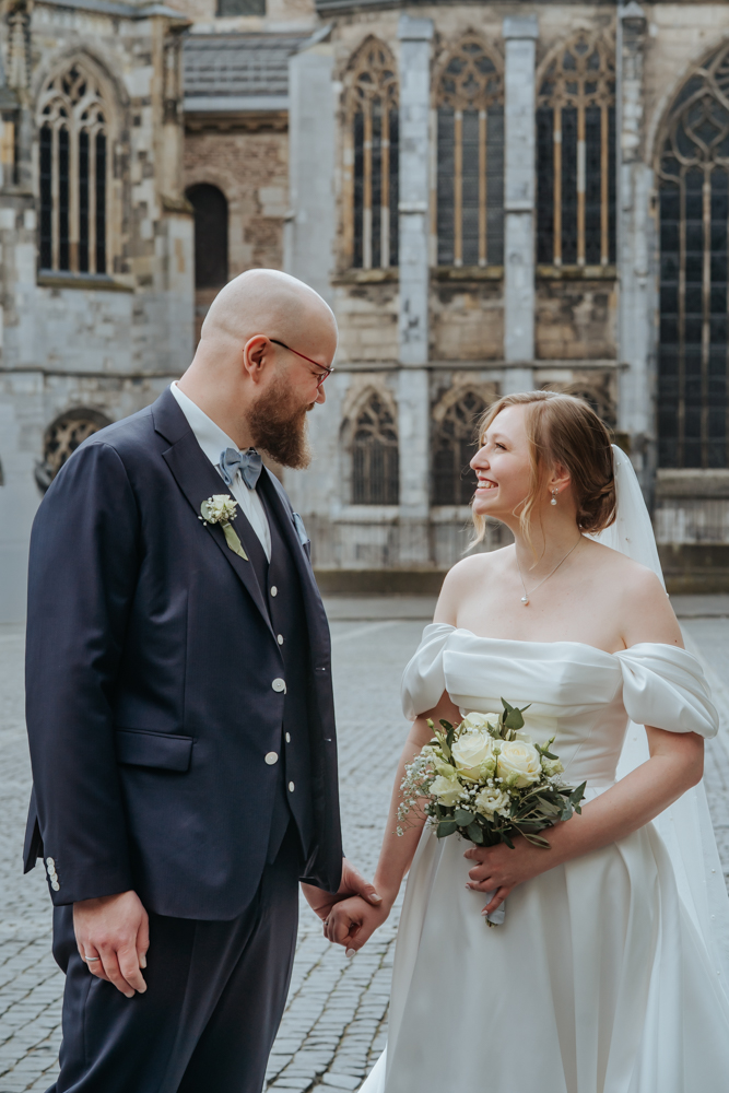 Frühlingshochzeit in Aachen – Die Hochzeit von Lena & Jan im Weißen Saal 95 Jessica Ganser Fotografie aachen nrw hochzeit hochzeitspaar braut braeutigam wedding brautpaar 101