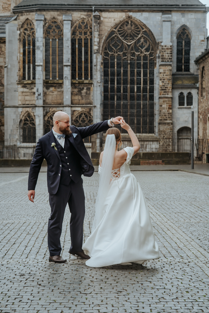Frühlingshochzeit in Aachen – Die Hochzeit von Lena & Jan im Weißen Saal 97 Jessica Ganser Fotografie aachen nrw hochzeit hochzeitspaar braut braeutigam wedding brautpaar 103