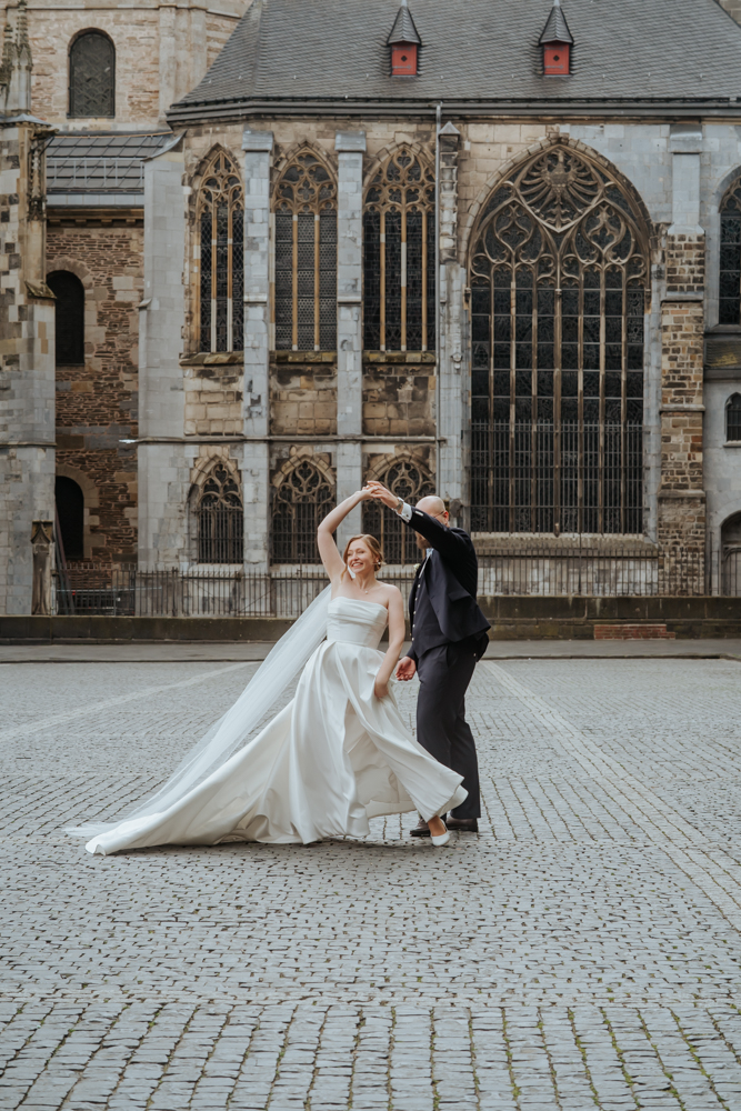 Frühlingshochzeit in Aachen – Die Hochzeit von Lena & Jan im Weißen Saal 101 Jessica Ganser Fotografie aachen nrw hochzeit hochzeitspaar braut braeutigam wedding brautpaar 106