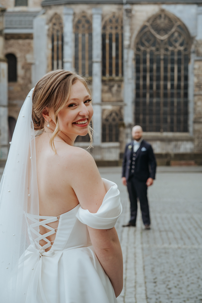Frühlingshochzeit in Aachen – Die Hochzeit von Lena & Jan im Weißen Saal 105 Jessica Ganser Fotografie aachen nrw hochzeit hochzeitspaar braut braeutigam wedding brautpaar 110