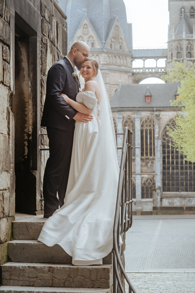 Frühlingshochzeit in Aachen – Die Hochzeit von Lena & Jan im Weißen Saal 106 Jessica Ganser Fotografie aachen nrw hochzeit hochzeitspaar braut braeutigam wedding brautpaar 111