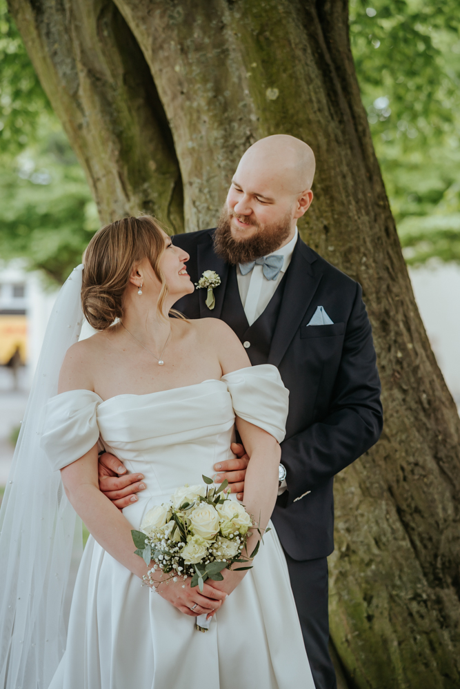 Frühlingshochzeit in Aachen – Die Hochzeit von Lena & Jan im Weißen Saal 110 Jessica Ganser Fotografie aachen nrw hochzeit hochzeitspaar braut braeutigam wedding brautpaar 116