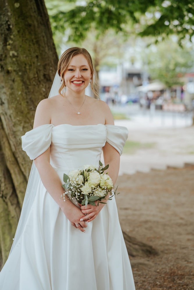 Frühlingshochzeit in Aachen – Die Hochzeit von Lena & Jan im Weißen Saal 112 Jessica Ganser Fotografie aachen nrw hochzeit hochzeitspaar braut braeutigam wedding brautpaar 117