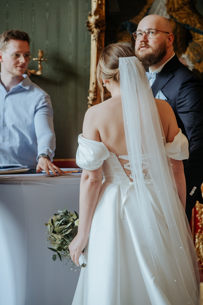 Frühlingshochzeit in Aachen – Die Hochzeit von Lena & Jan im Weißen Saal 10 Jessica Ganser Fotografie aachen nrw hochzeit hochzeitspaar braut braeutigam wedding brautpaar 12