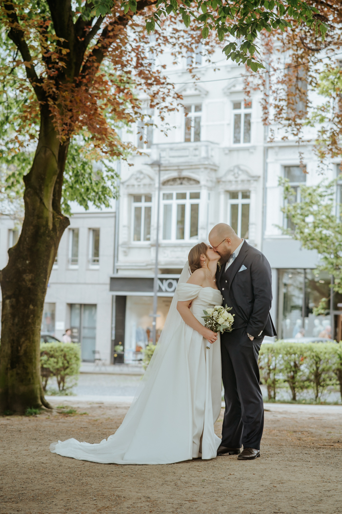 Frühlingshochzeit in Aachen – Die Hochzeit von Lena & Jan im Weißen Saal 114 Jessica Ganser Fotografie aachen nrw hochzeit hochzeitspaar braut braeutigam wedding brautpaar 120