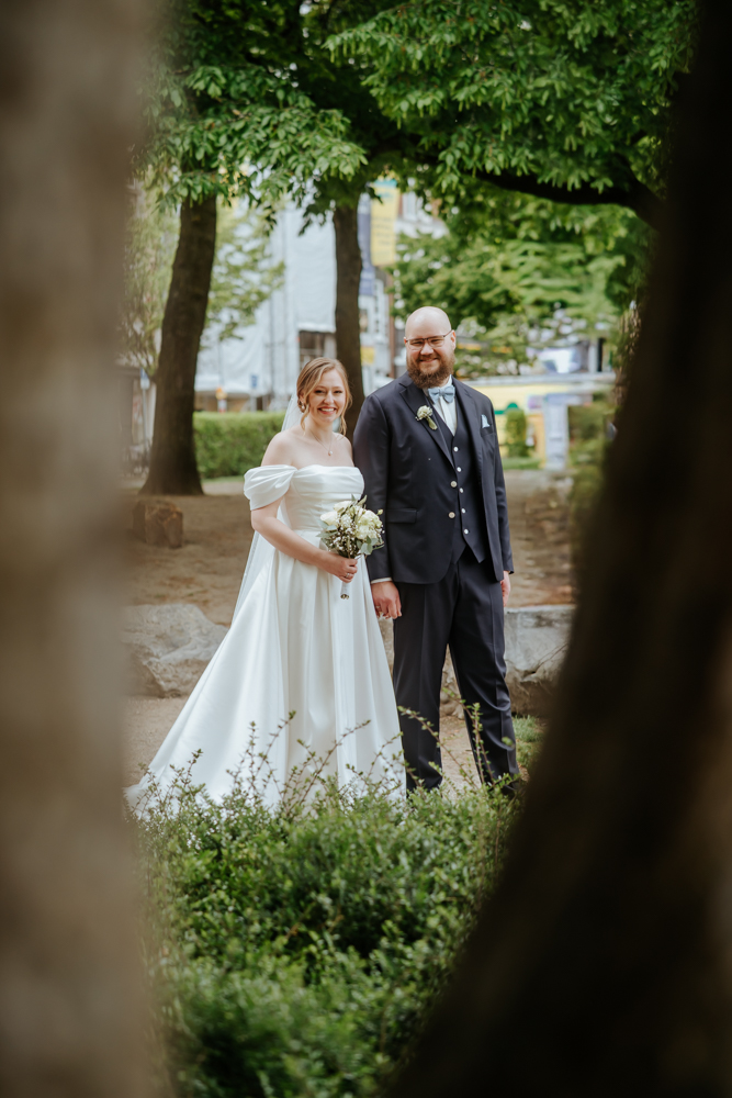Frühlingshochzeit in Aachen – Die Hochzeit von Lena & Jan im Weißen Saal 115 Jessica Ganser Fotografie aachen nrw hochzeit hochzeitspaar braut braeutigam wedding brautpaar 121