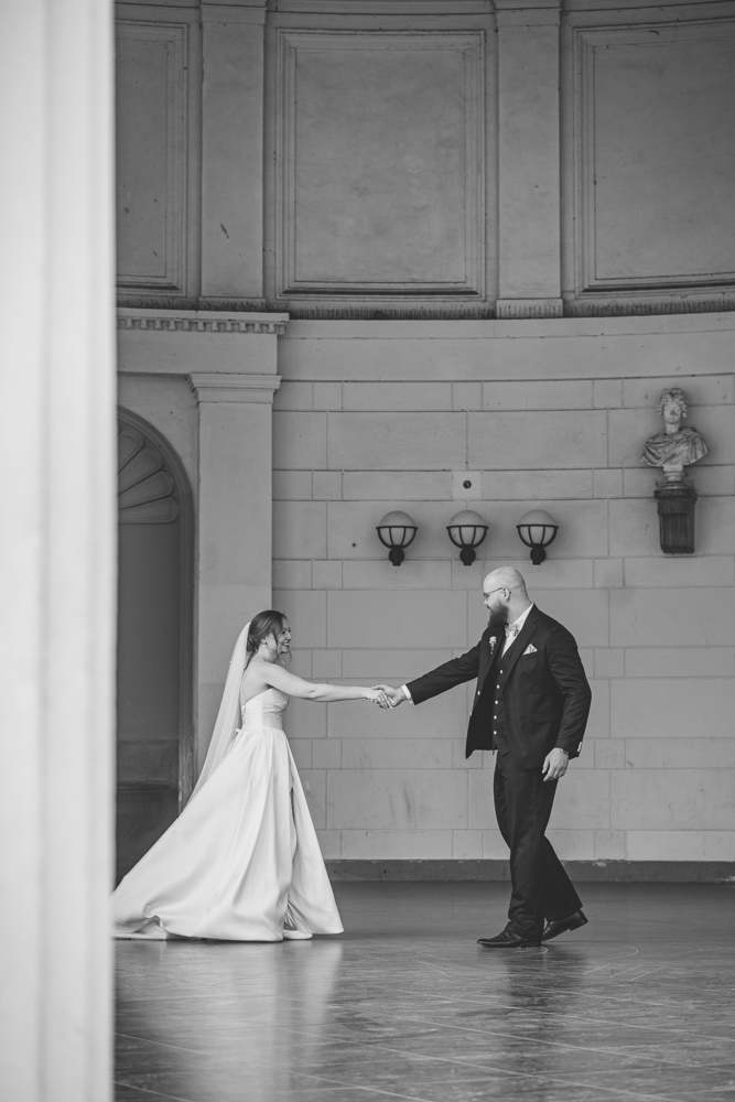 Frühlingshochzeit in Aachen – Die Hochzeit von Lena & Jan im Weißen Saal 116 Jessica Ganser Fotografie aachen nrw hochzeit hochzeitspaar braut braeutigam wedding brautpaar 123