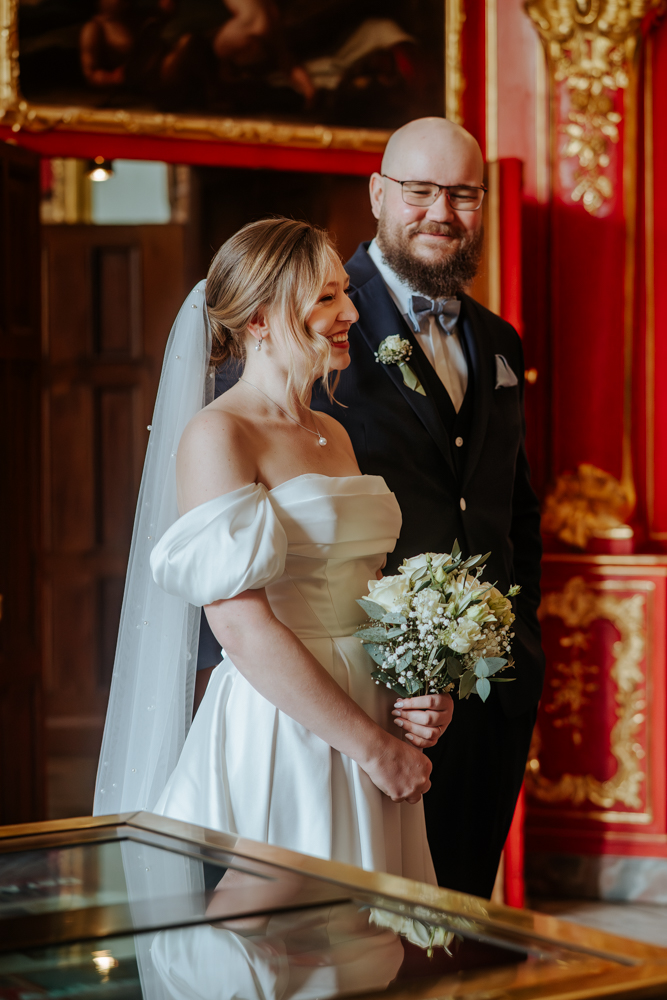 Frühlingshochzeit in Aachen – Die Hochzeit von Lena & Jan im Weißen Saal 16 Jessica Ganser Fotografie aachen nrw hochzeit hochzeitspaar braut braeutigam wedding brautpaar 16