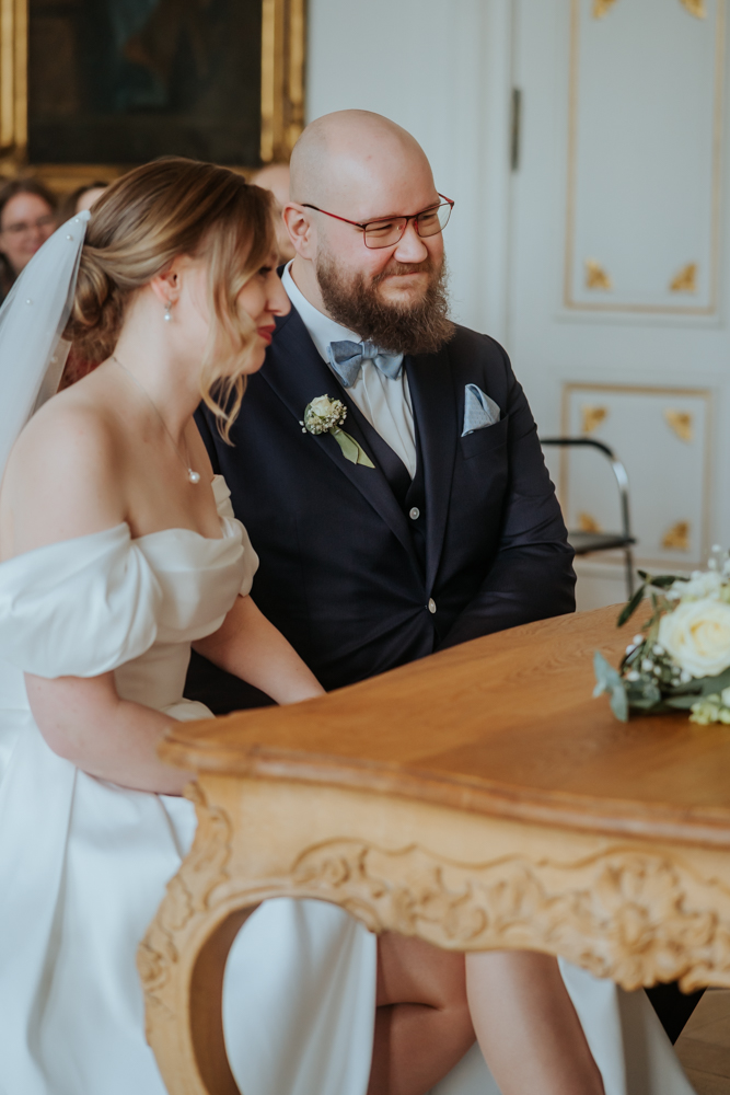 Frühlingshochzeit in Aachen – Die Hochzeit von Lena & Jan im Weißen Saal 22 Jessica Ganser Fotografie aachen nrw hochzeit hochzeitspaar braut braeutigam wedding brautpaar 22
