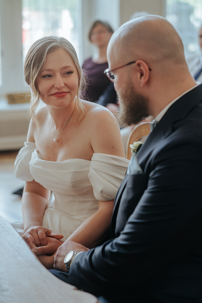 Frühlingshochzeit in Aachen – Die Hochzeit von Lena & Jan im Weißen Saal 23 Jessica Ganser Fotografie aachen nrw hochzeit hochzeitspaar braut braeutigam wedding brautpaar 25