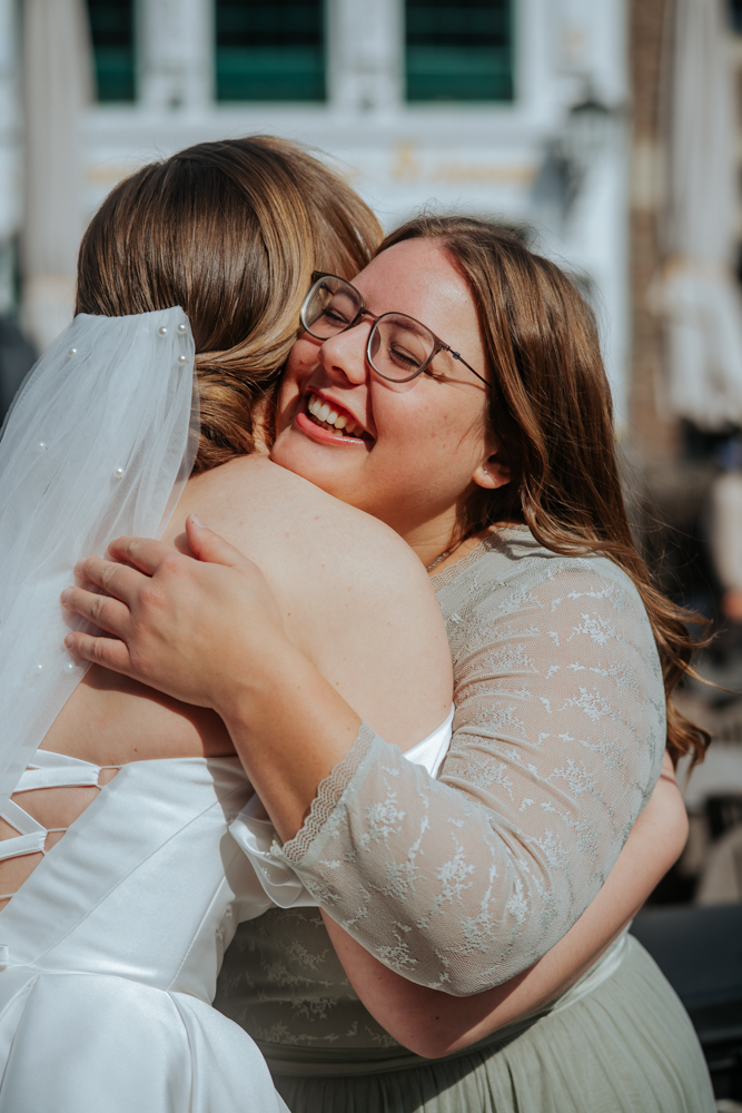 Frühlingshochzeit in Aachen – Die Hochzeit von Lena & Jan im Weißen Saal 6 Jessica Ganser Fotografie aachen nrw hochzeit hochzeitspaar braut braeutigam wedding brautpaar 3