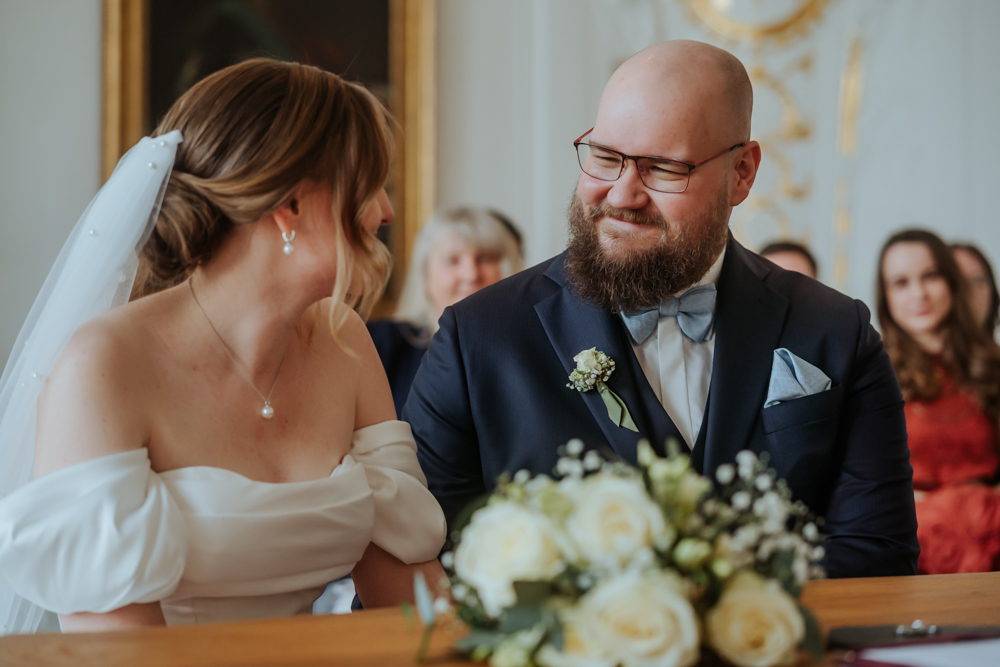 Frühlingshochzeit in Aachen – Die Hochzeit von Lena & Jan im Weißen Saal 27 Jessica Ganser Fotografie aachen nrw hochzeit hochzeitspaar braut braeutigam wedding brautpaar 31