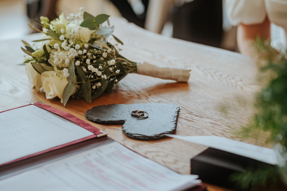 Frühlingshochzeit in Aachen – Die Hochzeit von Lena & Jan im Weißen Saal 26 Jessica Ganser Fotografie aachen nrw hochzeit hochzeitspaar braut braeutigam wedding brautpaar 34
