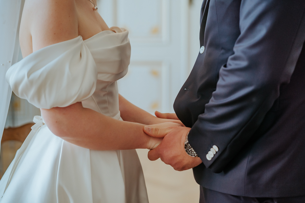 Frühlingshochzeit in Aachen – Die Hochzeit von Lena & Jan im Weißen Saal 34 Jessica Ganser Fotografie aachen nrw hochzeit hochzeitspaar braut braeutigam wedding brautpaar 36