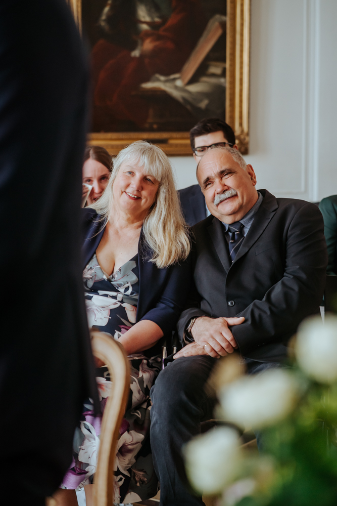 Frühlingshochzeit in Aachen – Die Hochzeit von Lena & Jan im Weißen Saal 33 Jessica Ganser Fotografie aachen nrw hochzeit hochzeitspaar braut braeutigam wedding brautpaar 39