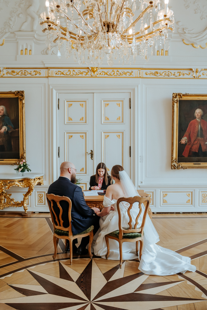 Frühlingshochzeit in Aachen – Die Hochzeit von Lena & Jan im Weißen Saal 44 Jessica Ganser Fotografie aachen nrw hochzeit hochzeitspaar braut braeutigam wedding brautpaar 47