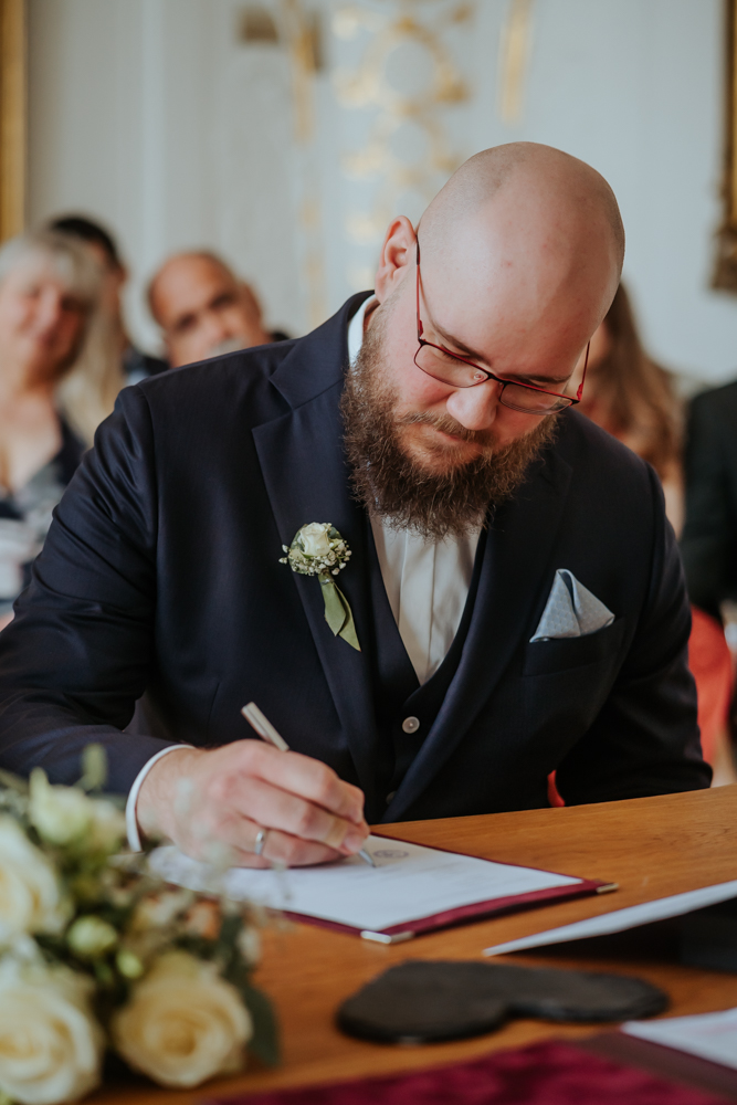 Frühlingshochzeit in Aachen – Die Hochzeit von Lena & Jan im Weißen Saal 48 Jessica Ganser Fotografie aachen nrw hochzeit hochzeitspaar braut braeutigam wedding brautpaar 50