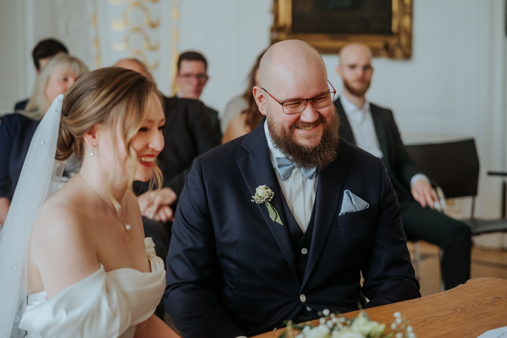 Frühlingshochzeit in Aachen – Die Hochzeit von Lena & Jan im Weißen Saal 49 Jessica Ganser Fotografie aachen nrw hochzeit hochzeitspaar braut braeutigam wedding brautpaar 51