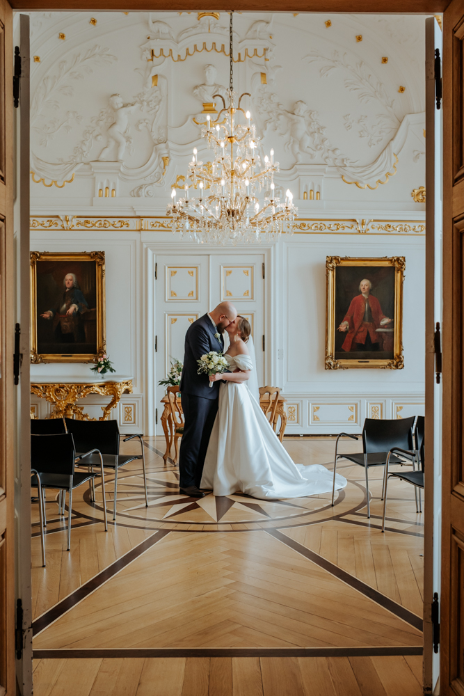 Frühlingshochzeit in Aachen – Die Hochzeit von Lena & Jan im Weißen Saal 52 Jessica Ganser Fotografie aachen nrw hochzeit hochzeitspaar braut braeutigam wedding brautpaar 55