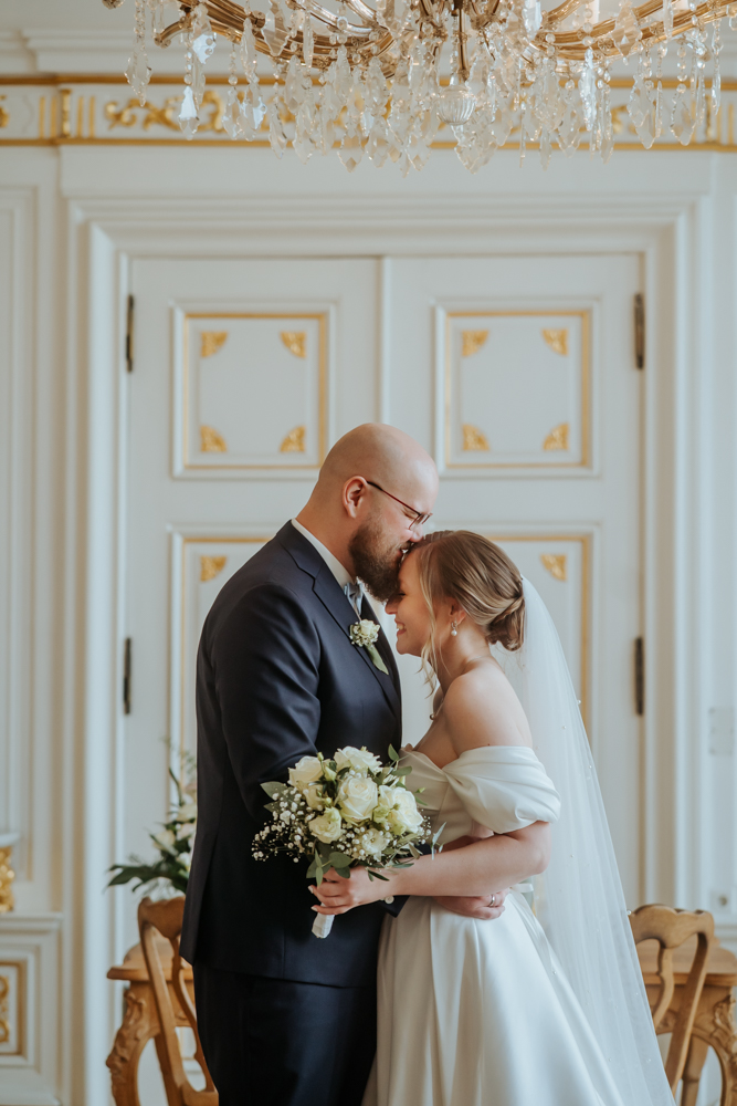 Frühlingshochzeit in Aachen – Die Hochzeit von Lena & Jan im Weißen Saal 53 Jessica Ganser Fotografie aachen nrw hochzeit hochzeitspaar braut braeutigam wedding brautpaar 56