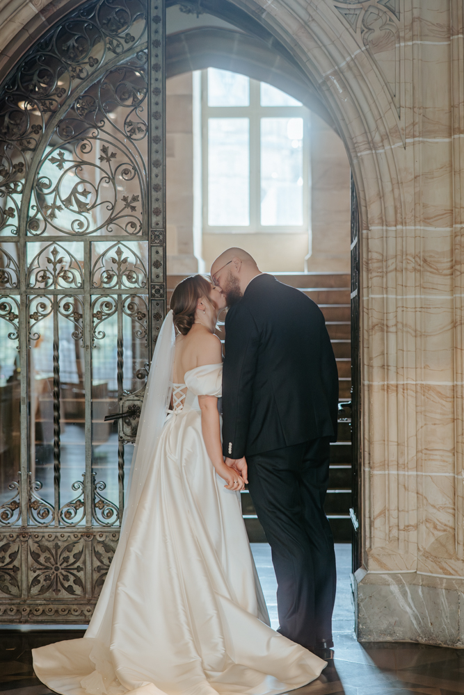 Frühlingshochzeit in Aachen – Die Hochzeit von Lena & Jan im Weißen Saal 54 Jessica Ganser Fotografie aachen nrw hochzeit hochzeitspaar braut braeutigam wedding brautpaar 57