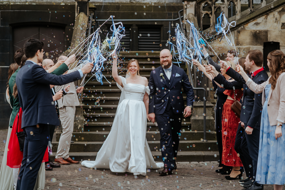Frühlingshochzeit in Aachen – Die Hochzeit von Lena & Jan im Weißen Saal 65 Jessica Ganser Fotografie aachen nrw hochzeit hochzeitspaar braut braeutigam wedding brautpaar 69
