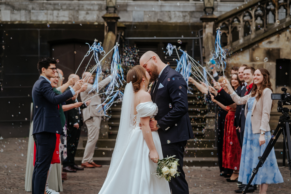 Frühlingshochzeit in Aachen – Die Hochzeit von Lena & Jan im Weißen Saal 66 Jessica Ganser Fotografie aachen nrw hochzeit hochzeitspaar braut braeutigam wedding brautpaar 70
