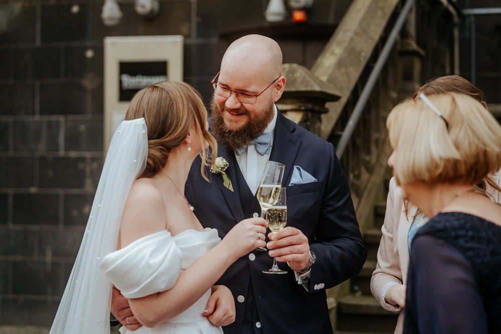 Frühlingshochzeit in Aachen – Die Hochzeit von Lena & Jan im Weißen Saal 72 Jessica Ganser Fotografie aachen nrw hochzeit hochzeitspaar braut braeutigam wedding brautpaar 75