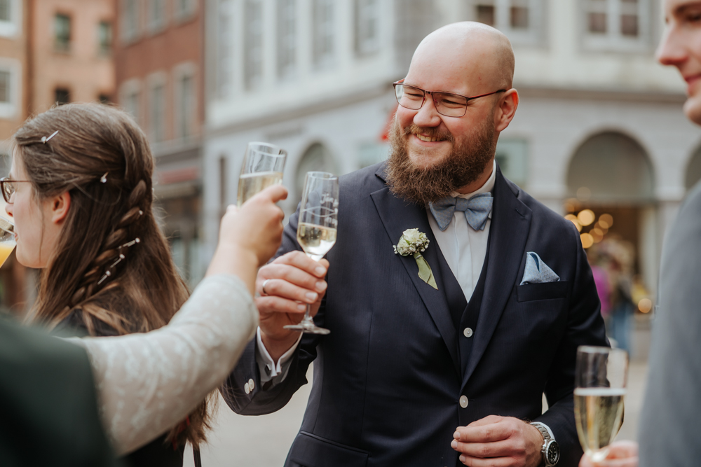 Frühlingshochzeit in Aachen – Die Hochzeit von Lena & Jan im Weißen Saal 73 Jessica Ganser Fotografie aachen nrw hochzeit hochzeitspaar braut braeutigam wedding brautpaar 79