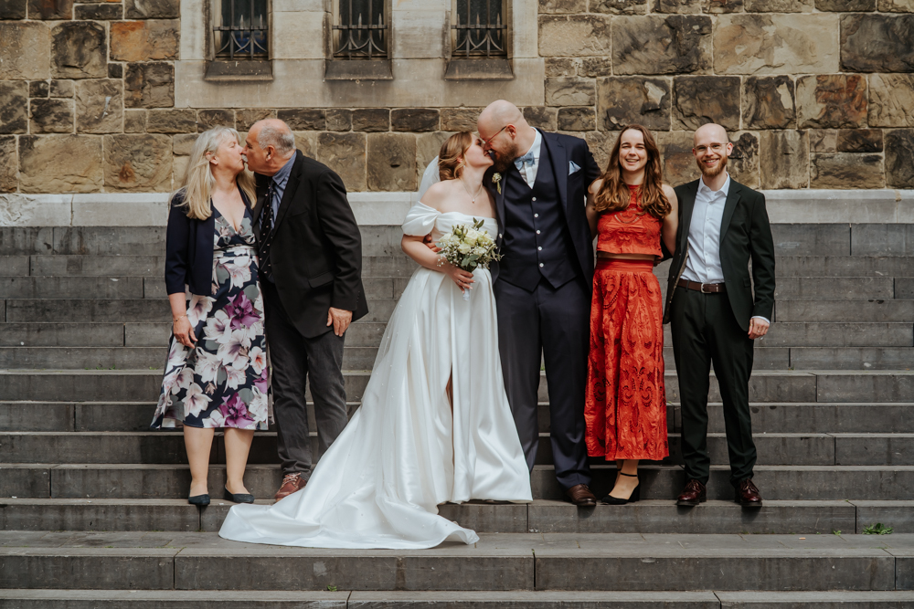 Frühlingshochzeit in Aachen – Die Hochzeit von Lena & Jan im Weißen Saal 87 Jessica Ganser Fotografie aachen nrw hochzeit hochzeitspaar braut braeutigam wedding brautpaar 92