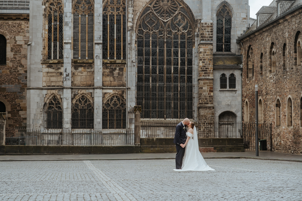 Frühlingshochzeit in Aachen – Die Hochzeit von Lena & Jan im Weißen Saal 93 Jessica Ganser Fotografie aachen nrw hochzeit hochzeitspaar braut braeutigam wedding brautpaar 98