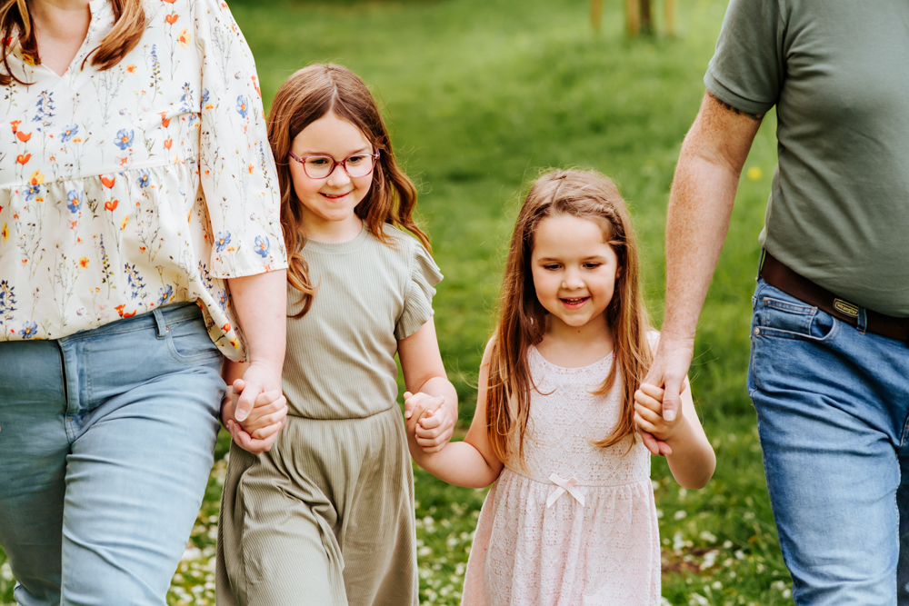 Töchter bei Familienspaziergang 