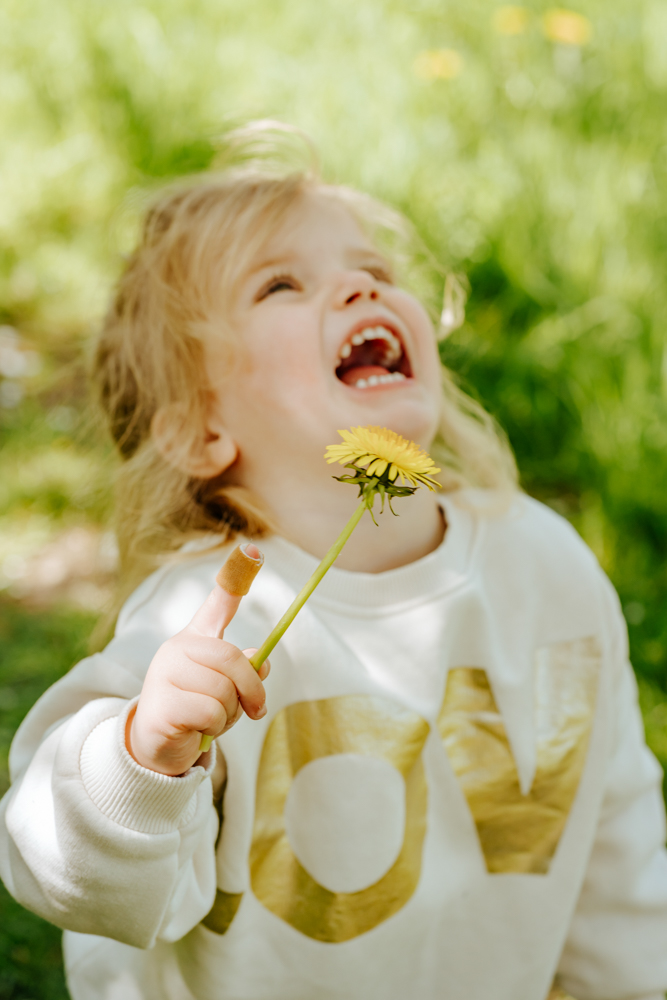 Lachendes Mädchen mit Blume