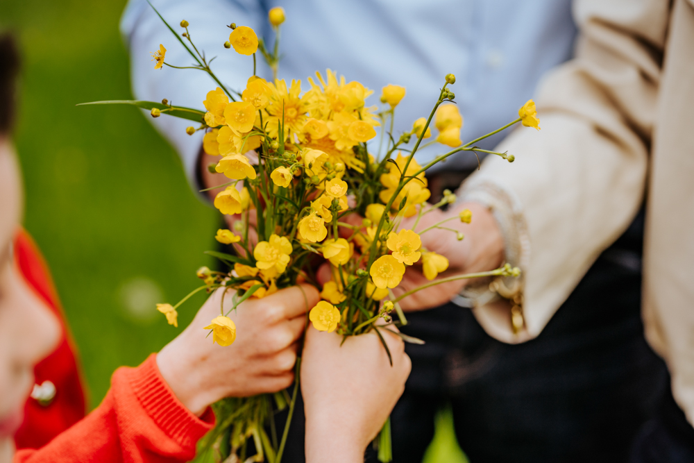 Blumenstrauß aus mehreren Händen